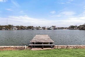 Lakefront Cabin + Guest House Near Granbury Square