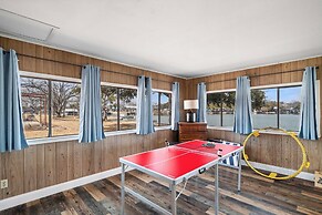 Lakefront Cabin + Guest House Near Granbury Square