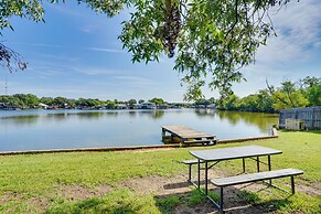 Lakefront Cabin + Guest House Near Granbury Square