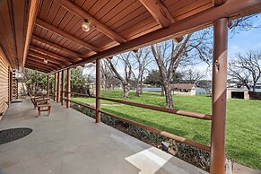 Lakefront Cabin + Guest House Near Granbury Square