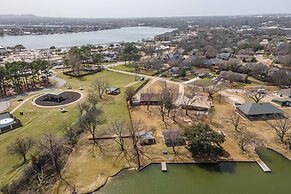 Lakefront Cabin + Guest House Near Granbury Square