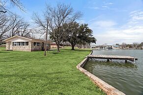 Lakefront Cabin + Guest House Near Granbury Square
