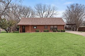 Lakefront Cabin + Guest House Near Granbury Square