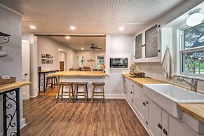 Betty B's River House < 1 Mi to Blanco State Park!