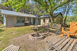 Betty B's River House < 1 Mi to Blanco State Park!