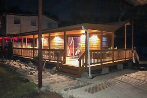 Couples Cabin w/ Luxury Deck, 1 Mi to Canyon Lake!