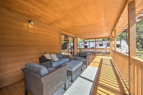 Couples Cabin w/ Luxury Deck, 1 Mi to Canyon Lake!