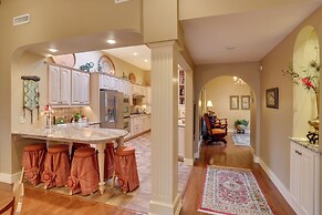 Beautiful Central Fayetteville Townhome w/ Views!