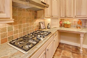 Beautiful Central Fayetteville Townhome w/ Views!