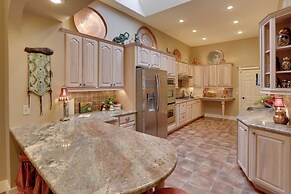 Beautiful Central Fayetteville Townhome w/ Views!