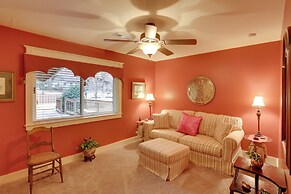 Beautiful Central Fayetteville Townhome w/ Views!