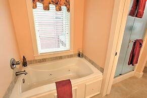 Beautiful Central Fayetteville Townhome w/ Views!