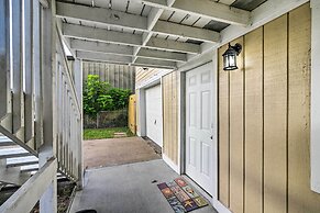 1 Mi to Seawall: Dog-friendly Galveston Home!