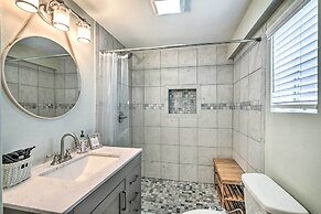 1 Mi to Seawall: Dog-friendly Galveston Home!