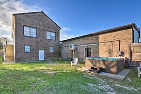 1/2 Mi to Beach: Convenient Retreat in Galveston!