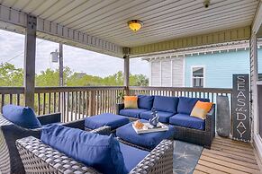 Galveston Escape w/ Entertainment Patio & Deck!