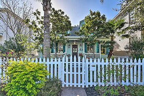 5 Blocks to Beach: Coastal Cottage in Galveston!