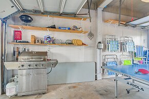 Walk to Pirates Beach - Luxe Galveston Home