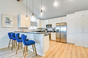 Walk to Pirates Beach - Luxe Galveston Home