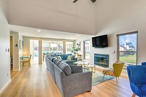 Walk to Pirates Beach - Luxe Galveston Home