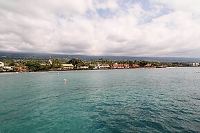 Kailua-kona Condo w/ Lanai, Walk to Beach + Pier!