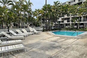 Kailua-kona Condo w/ Lanai, Walk to Beach + Pier!