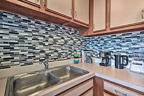 Kailua-kona Condo w/ Lanai, Walk to Beach + Pier!