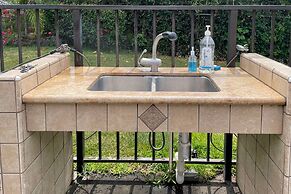 Kailua-kona Condo w/ Lanai, Walk to Beach + Pier!