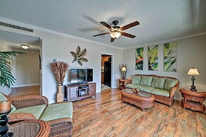 Downtown Air Conditioned Condo: Walk to Beaches