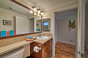 Downtown Air Conditioned Condo: Walk to Beaches