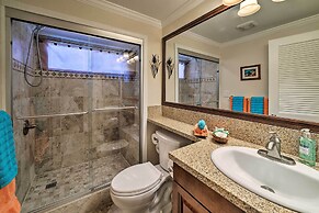 Downtown Air Conditioned Condo: Walk to Beaches