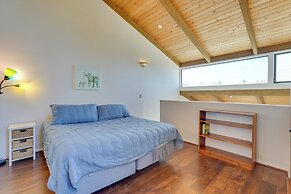 Top-floor Kailua Bay Resort Condo w/ Ocean Views!