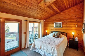 Cozy Schroeder Studio w/ Deck on Lake Superior