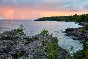 Cozy Schroeder Studio w/ Deck on Lake Superior