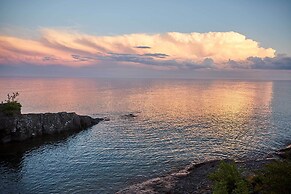 Cozy Schroeder Studio w/ Deck on Lake Superior