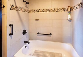 Cozy Schroeder Studio w/ Deck on Lake Superior