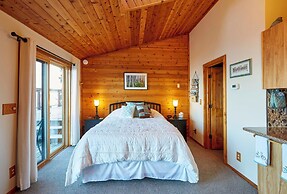 Cozy Schroeder Studio w/ Deck on Lake Superior