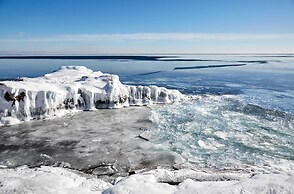 Cozy Schroeder Studio w/ Deck on Lake Superior