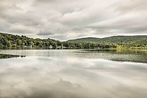 Rustic Berkshires Cottage at Lake Buel w/ Kayaks!