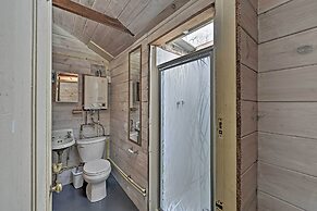 Cozy Vineyard Haven Cottage < 1 Mi to Beach!