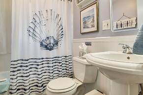 Steps to Eats & Craigville Beach! Cape Cod Cottage