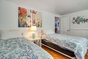 Steps to Eats & Craigville Beach! Cape Cod Cottage