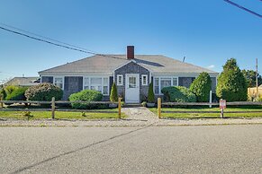 Steps to Eats & Craigville Beach! Cape Cod Cottage