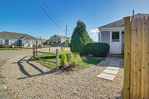 Steps to Eats & Craigville Beach! Cape Cod Cottage