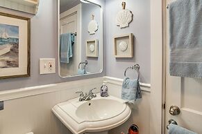 Steps to Eats & Craigville Beach! Cape Cod Cottage