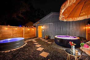 Cozy Brandon Guest Studio w/ Pool & Hot Tub!