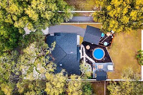 Cozy Brandon Guest Studio w/ Pool & Hot Tub!