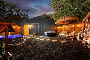 Cozy Brandon Guest Studio w/ Pool & Hot Tub!