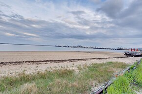 Walk to Beach: Gem w/ Patio & BBQ in Provincetown