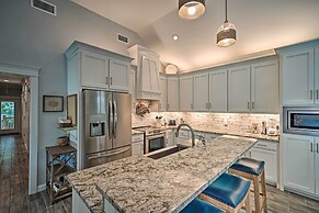 Quiet Fisherman's House w/ Hot Tub + Tropical Bar!